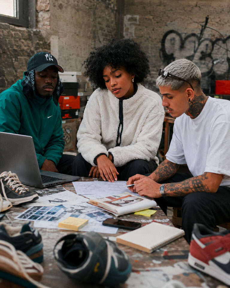 Das DROP-Team arbeiten zusammen an einem Projekt in urbaner Umgebung