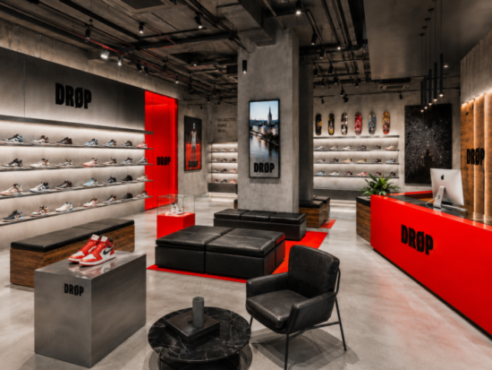 Gesamter Sneaker Showroom im urbanen Style mit roten Akzenten.