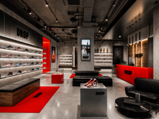 Gesamter Sneaker Showroom im urbanen Style mit roten Akzenten.
