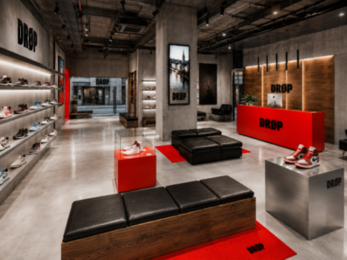 Gesamter Sneaker Showroom im urbanen Style mit roten Akzenten.