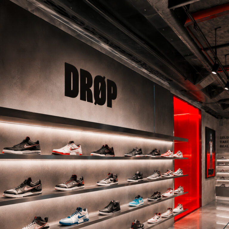 Urbaner Showroom von DROP mit Wandregal.