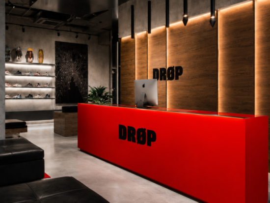 Rote Verkaufstheke vom Sneaker Showroom.