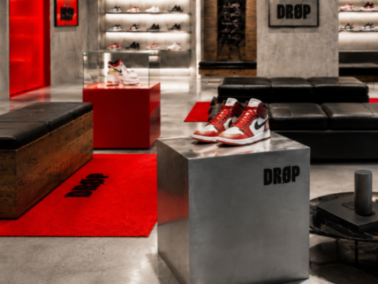 Sneaker Showroom im urbanen Style mit Fokus auf einem ausgestellten Schuhpaar.